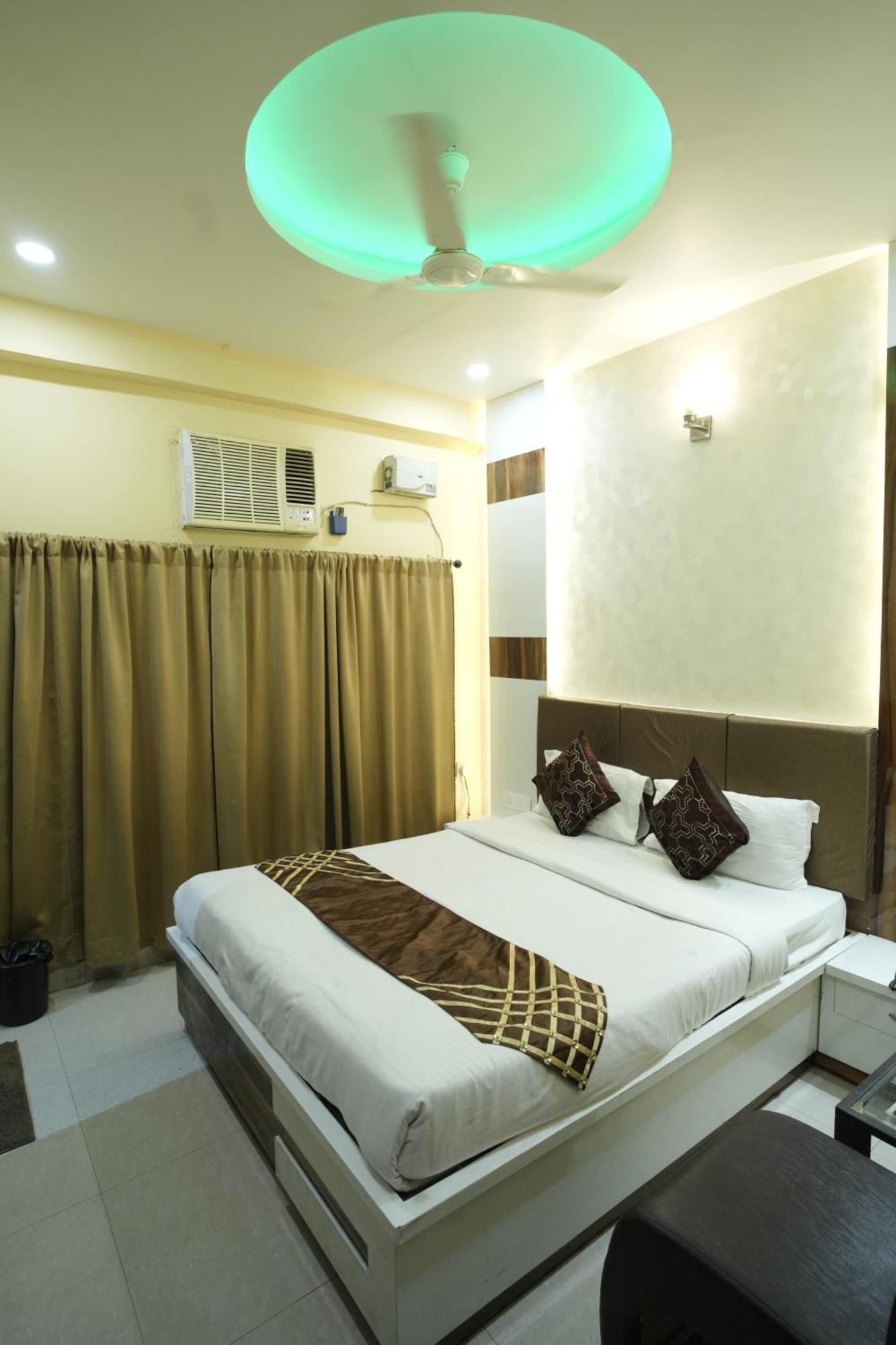 Rajkamal Near Railway Station Hotel 3*