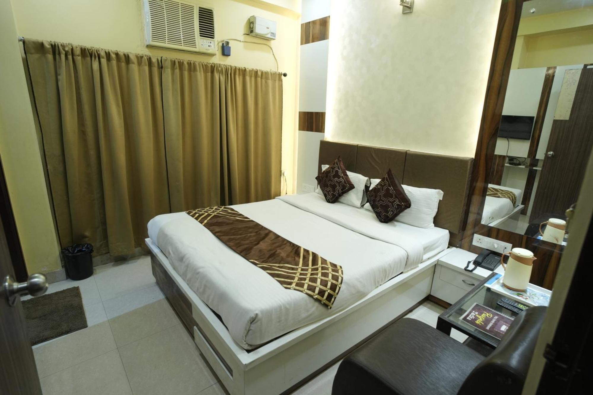 Rajkamal Near Railway Station Hotel 3*